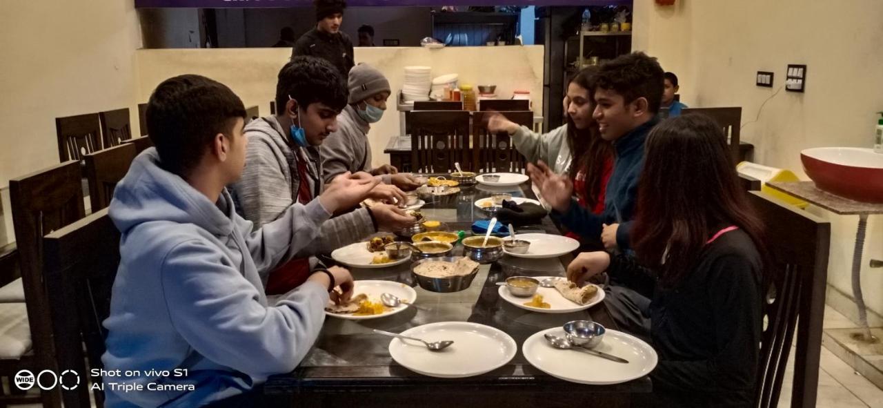 Rahul Hotel & Restaurant ムスーリー エクステリア 写真