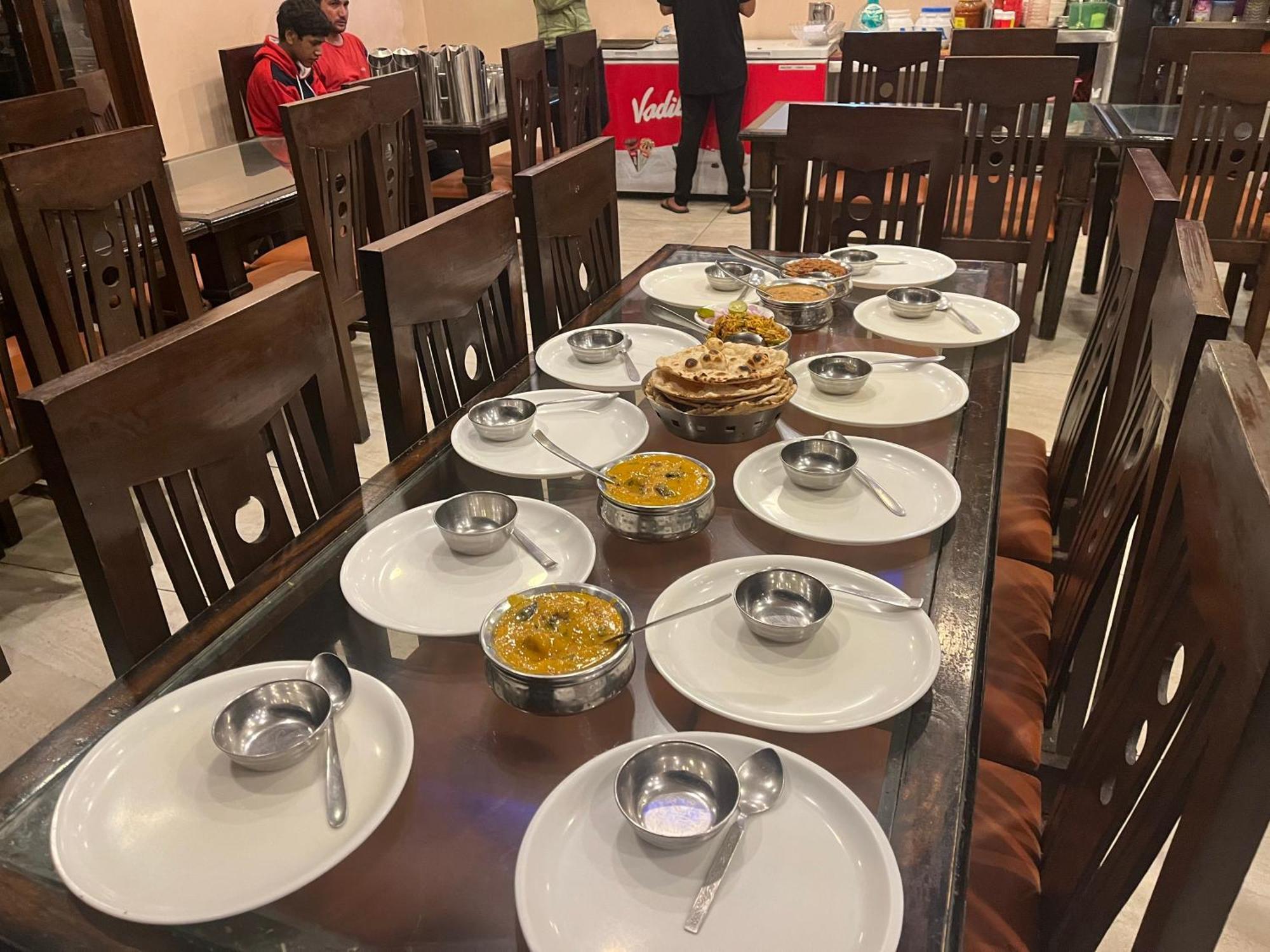Rahul Hotel & Restaurant ムスーリー エクステリア 写真