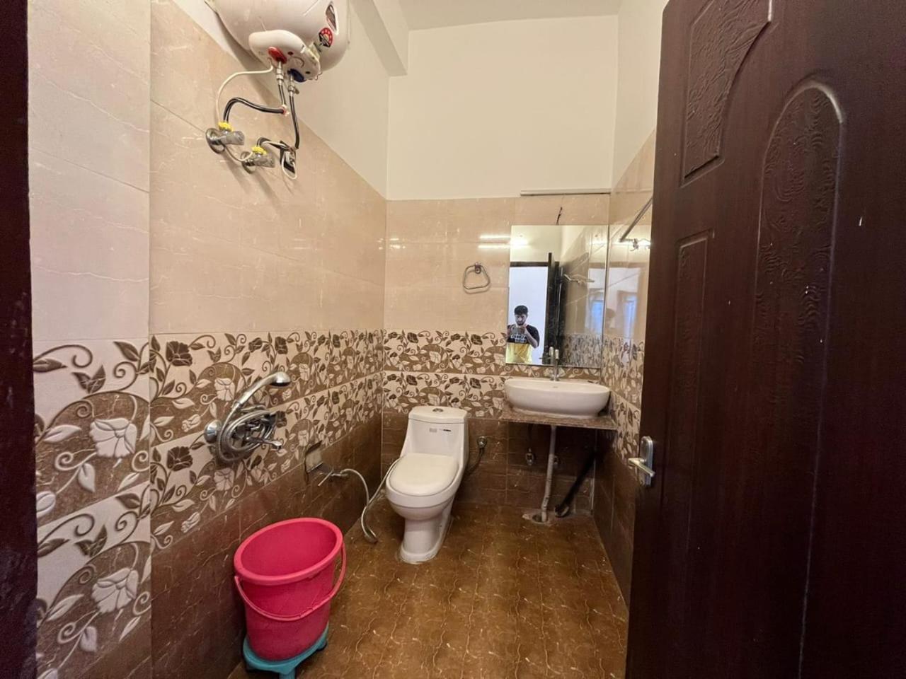 Rahul Hotel & Restaurant ムスーリー エクステリア 写真