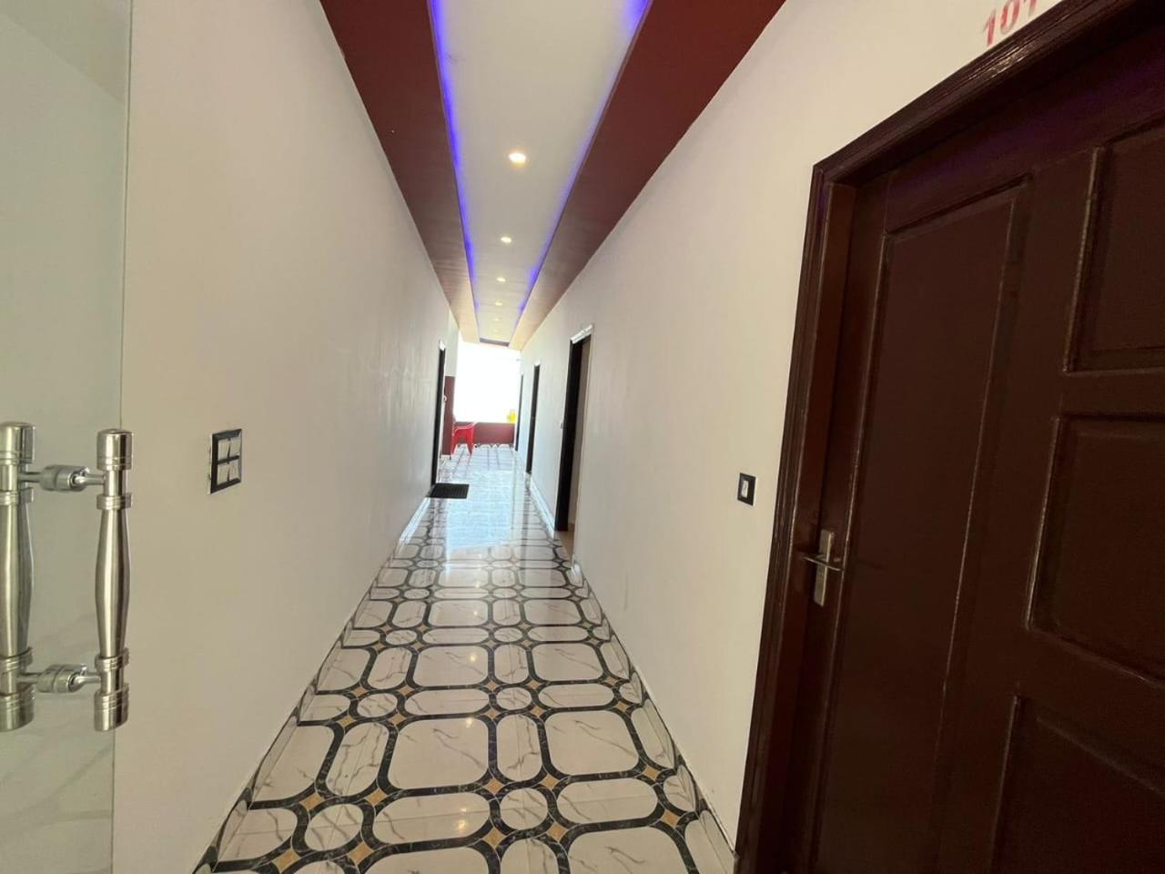Rahul Hotel & Restaurant ムスーリー エクステリア 写真