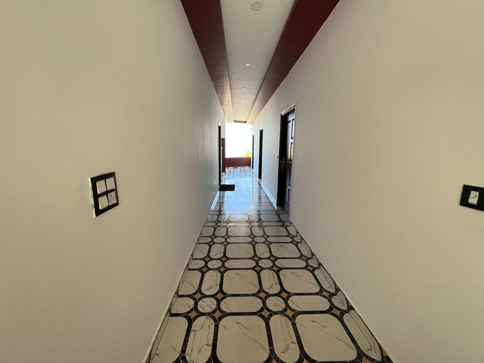 Rahul Hotel & Restaurant ムスーリー エクステリア 写真