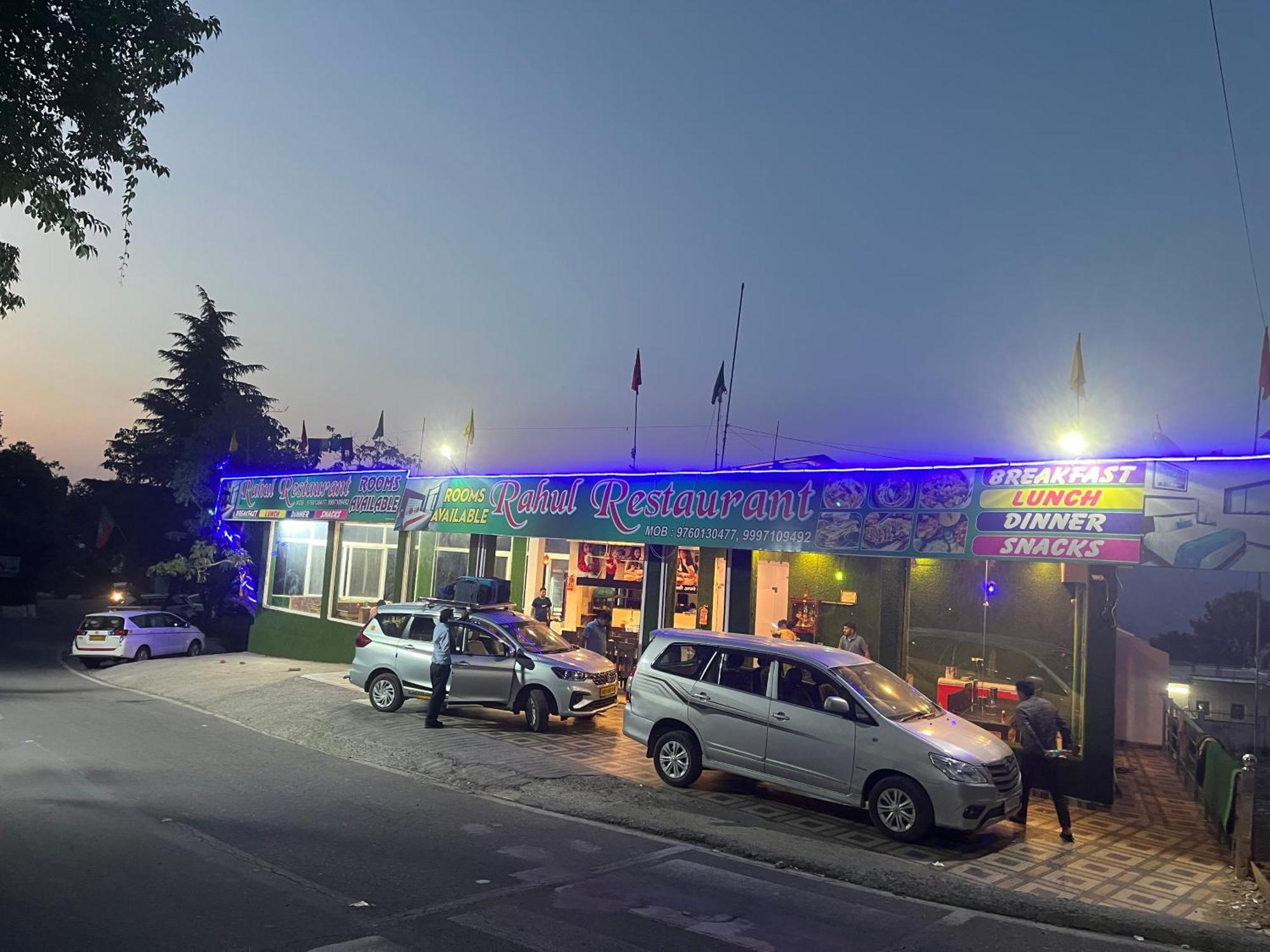 Rahul Hotel & Restaurant ムスーリー エクステリア 写真