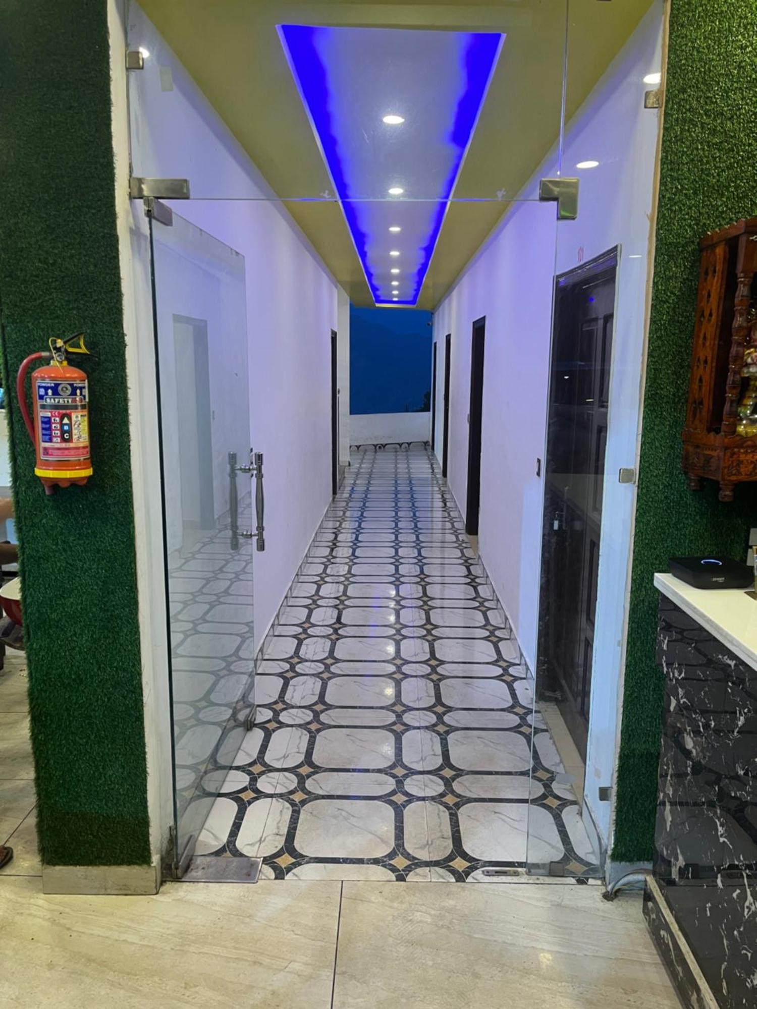 Rahul Hotel & Restaurant ムスーリー エクステリア 写真
