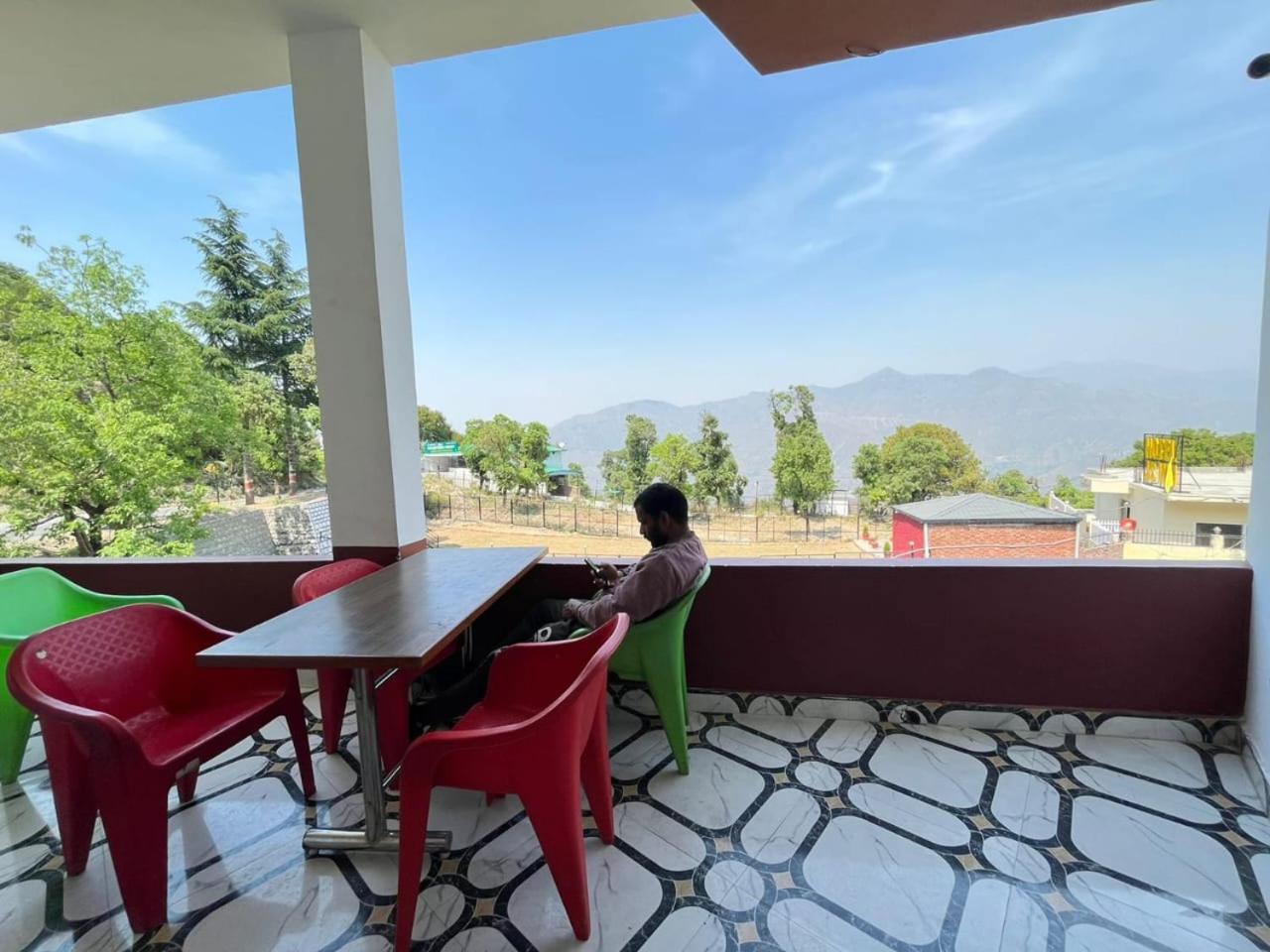 Rahul Hotel & Restaurant ムスーリー エクステリア 写真
