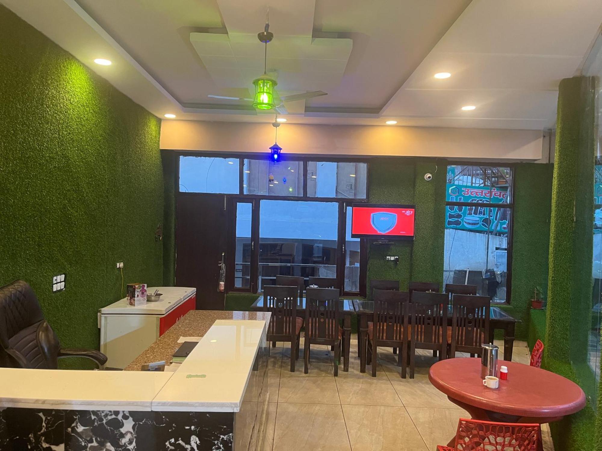 Rahul Hotel & Restaurant ムスーリー エクステリア 写真